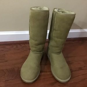 UGG Australia Women's Classic Tall Books 8